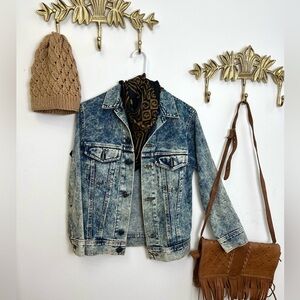 Acid wash denim jacketed M ptp 19” l 24”Acid wash denim jacketed M ptp 19” l 24”